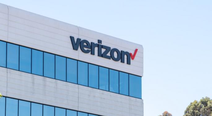 Verizon Faces Slower Growth, Declining Cash Flow In 2025, Analyst Downgrades Stock