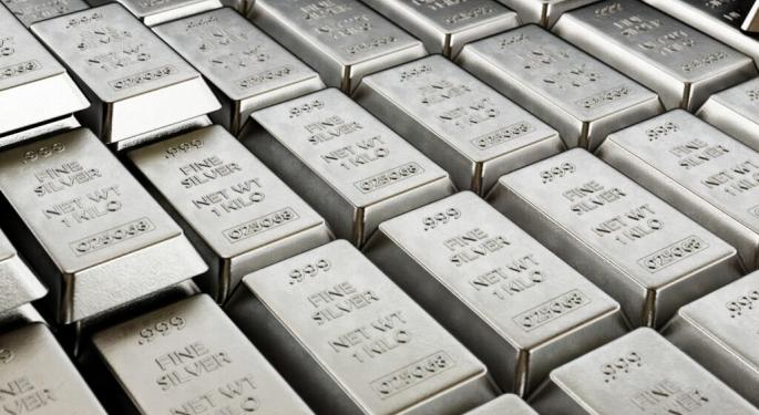 Economist Peter Schiff Sees 'A Silver Lining' As Gold Plummets, While Investors Rush To Snap Up Bitcoin Gains: 'Typically…Silver Would Be Down Twice As Much'