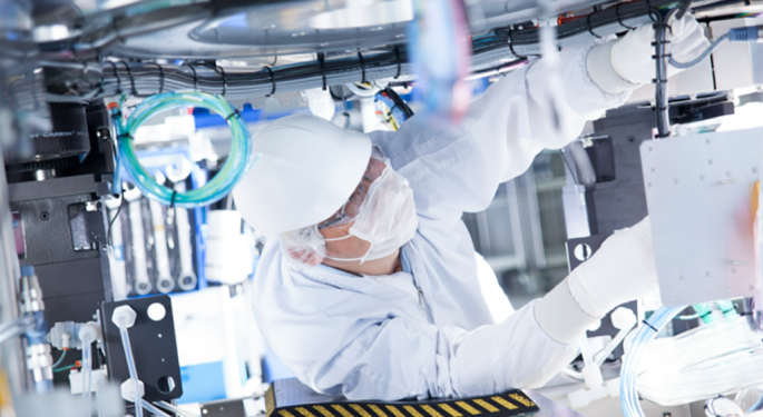 Applied Materials Reports Solid Q4 Beat, Analysts Express Concern Around High Exposure To China Spending Decline