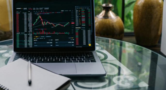 Salesforce y Palantir impulsan la revolución de la IA: cómo aprovechar esta tendencia en 2025