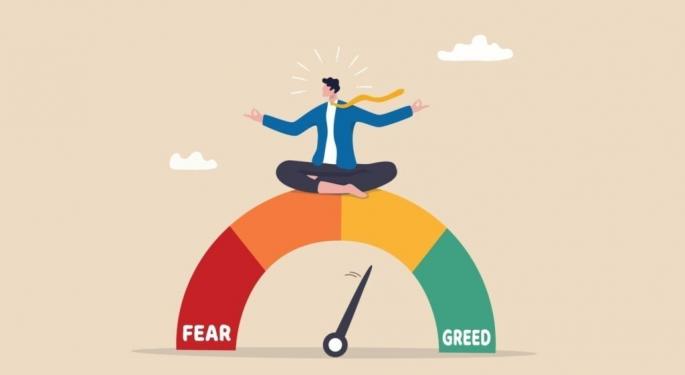 Tesla y Super Micro lideran ganancias mientras el índice Fear & Greed se mantiene optimista