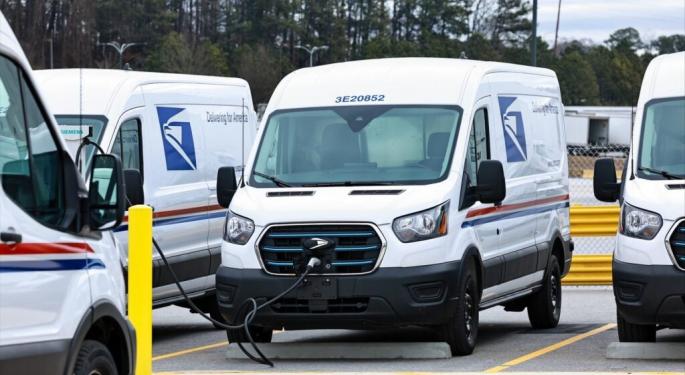 Trump Eyes Privatization of Postal Service Amid $9.5 Billion Loss