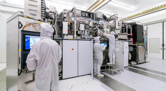 ASML Stock: Top Analyst Pick As A 'FIFO' Beneficiary With 21% Upside Ahead Of Q4 Earnings
