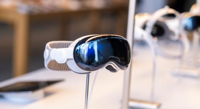 Apple Customers Remain Loyal To iPhone, Feel Vision Pro Is Too Pricey