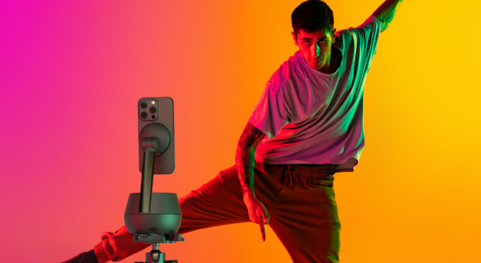 Stay In Frame With Belkin's New Stand Pro: The First iPhone Dock With User-Tracking