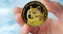Dogecoin aumenta un 8% después del 14º aniversario en internet del perro Shiba Inu, dejando atrás a Bitcoin y Ethereum.