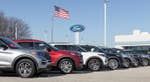 Ford etiqueta a Tesla y a los rivales chinos como la “competencia definitiva” mientras se enfoca en vehículos eléctricos más pequeños y adopta el libro de jugadas híbrido de GM.