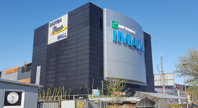 IMAX CEO Richard Gelfond Praised By 'Oppenheimer' Co-Producer Emma Thomas During Oscar Acceptance Speech