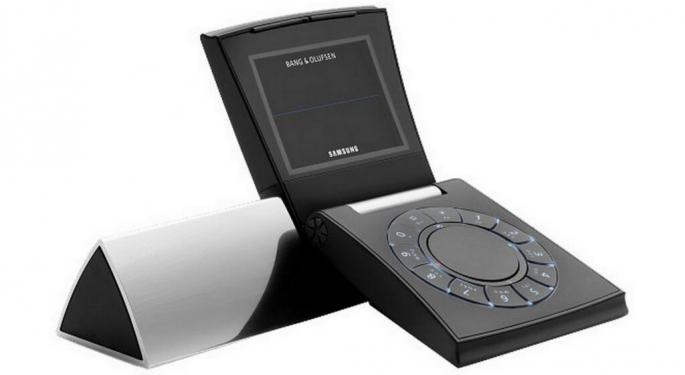 Steve Jobs' iPhone Vision: iPod-Like Flip Design With Clickwheel Turned Into Slick, Glass Slab In Less Than 2 Years