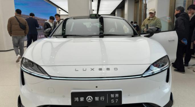 Huawei Begins Mass Deliveries Of Luxeed S7 Electric Sedan, Touted As Rival To Tesla Model S In Various Aspects