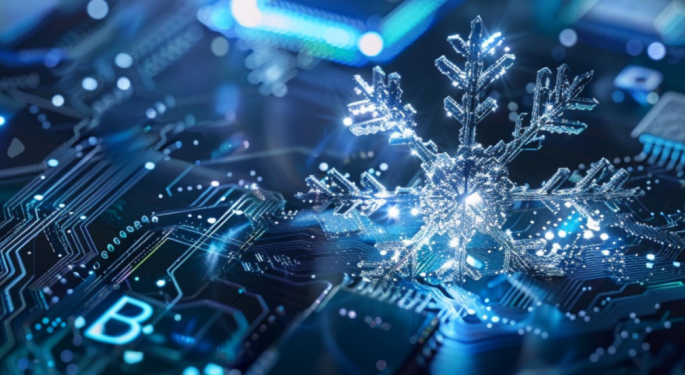 Snowflake Beats Q4 Estimates, Lifts Full-Year Outlook: Analysts See AI Boosting Growth