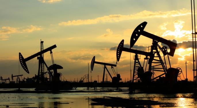 Stocks Of The Day: Are Double Bottom Patterns Bullish For Valero, Marathon?