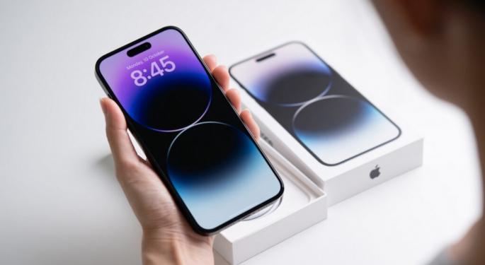 Apple Reportedly Flew 5 Flights Of iPhones Ahead Of Trump's 104% Tariffs On China Taking Effect: Stock Sinks Amid Esclating US-China Trade Tensions