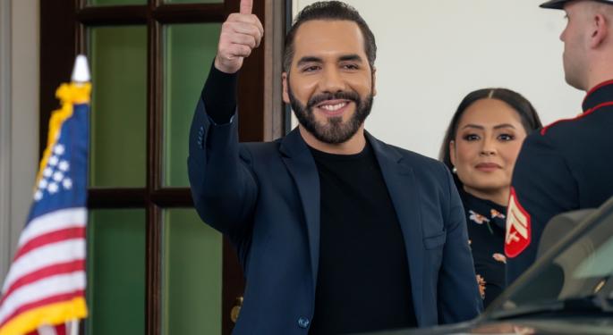 Nayib Bukele Proposes Swapping US-Deported Venezuelans With Nicolas Maduro's 'Political Prisoners'