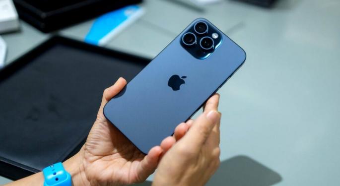 EXCLUSIVE: Apple Stock Could Benefit From Smartphone Upgrade Cycle, Poll Ranks Top Reason For Trade In It's Not The Camera