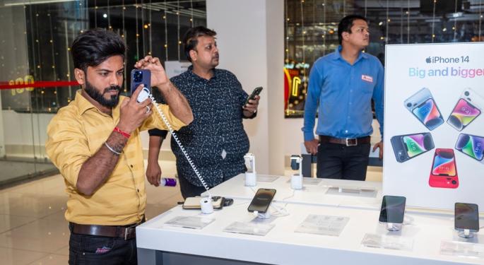 Apple Stock 'One Of The Biggest Beneficiaries' Of US-India Trade Deal: 'Producing iPhones In The US Is A Fairy Tale'