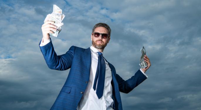 How 25-Year-Old Tried 23 Side Hustles And Finally Built A $350,000/Month Business