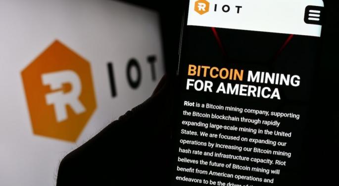 Bitcoin Stalls, But Riot Platforms Outperforms With 14% Spike Over 30 Days — Mining Stock Leaves MARA And MSTR Trailing
