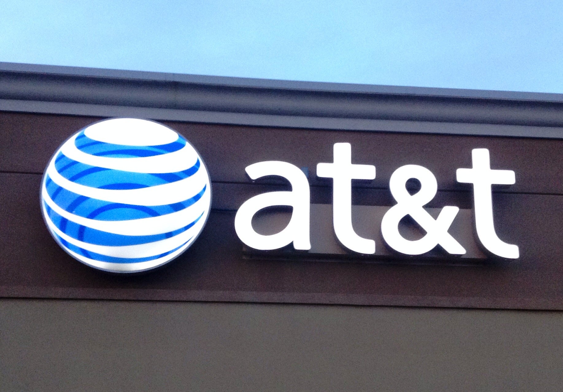 Sell-Side Raises Expectations On AT&T After Earnings Beat, Guidance