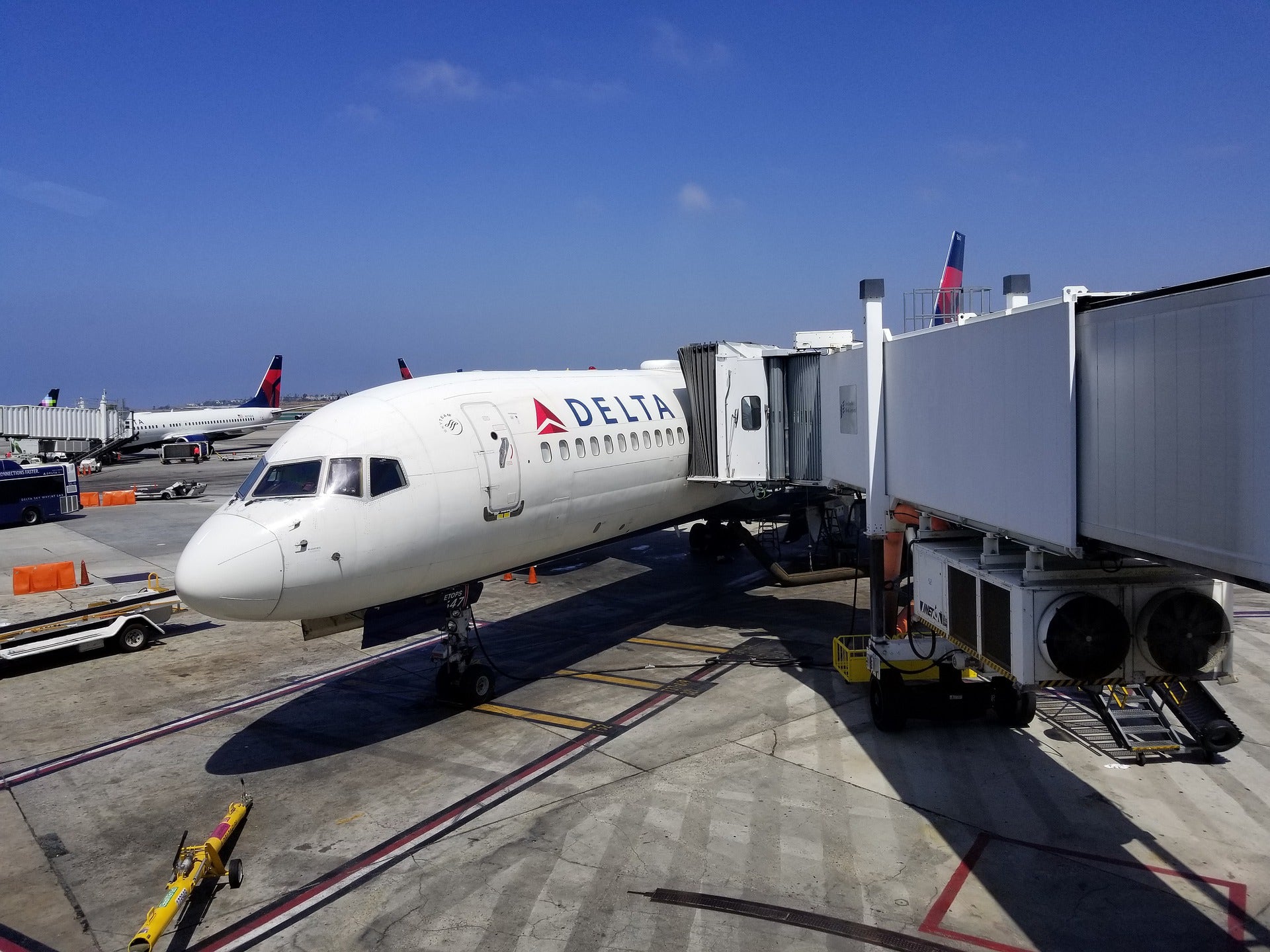 Analyst Upgrades Delta, Names Alaska Air Top Airline Pick For 2022