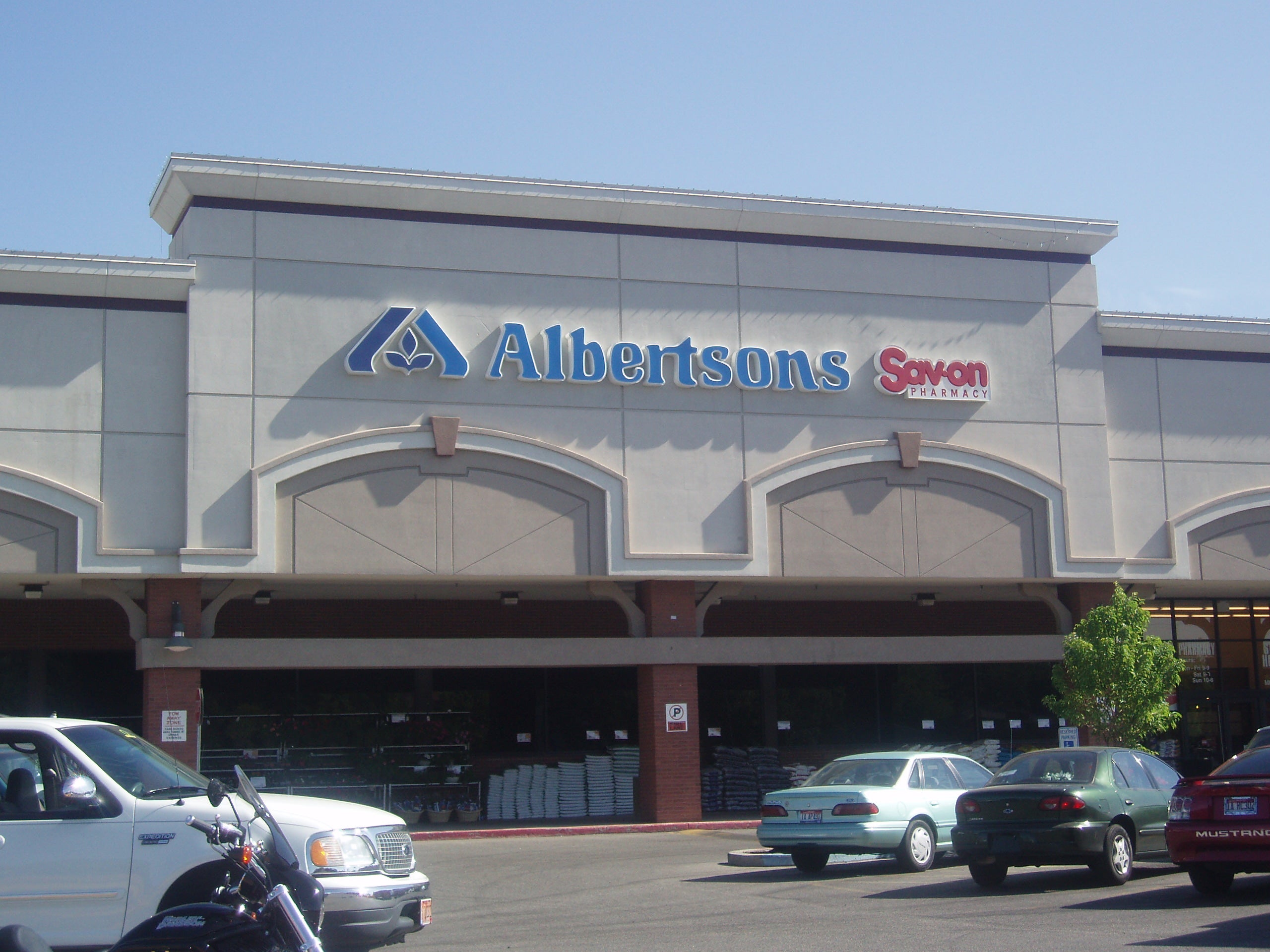 Grocery Retailer Albertsons Plans To Raise $1.3B In IPO