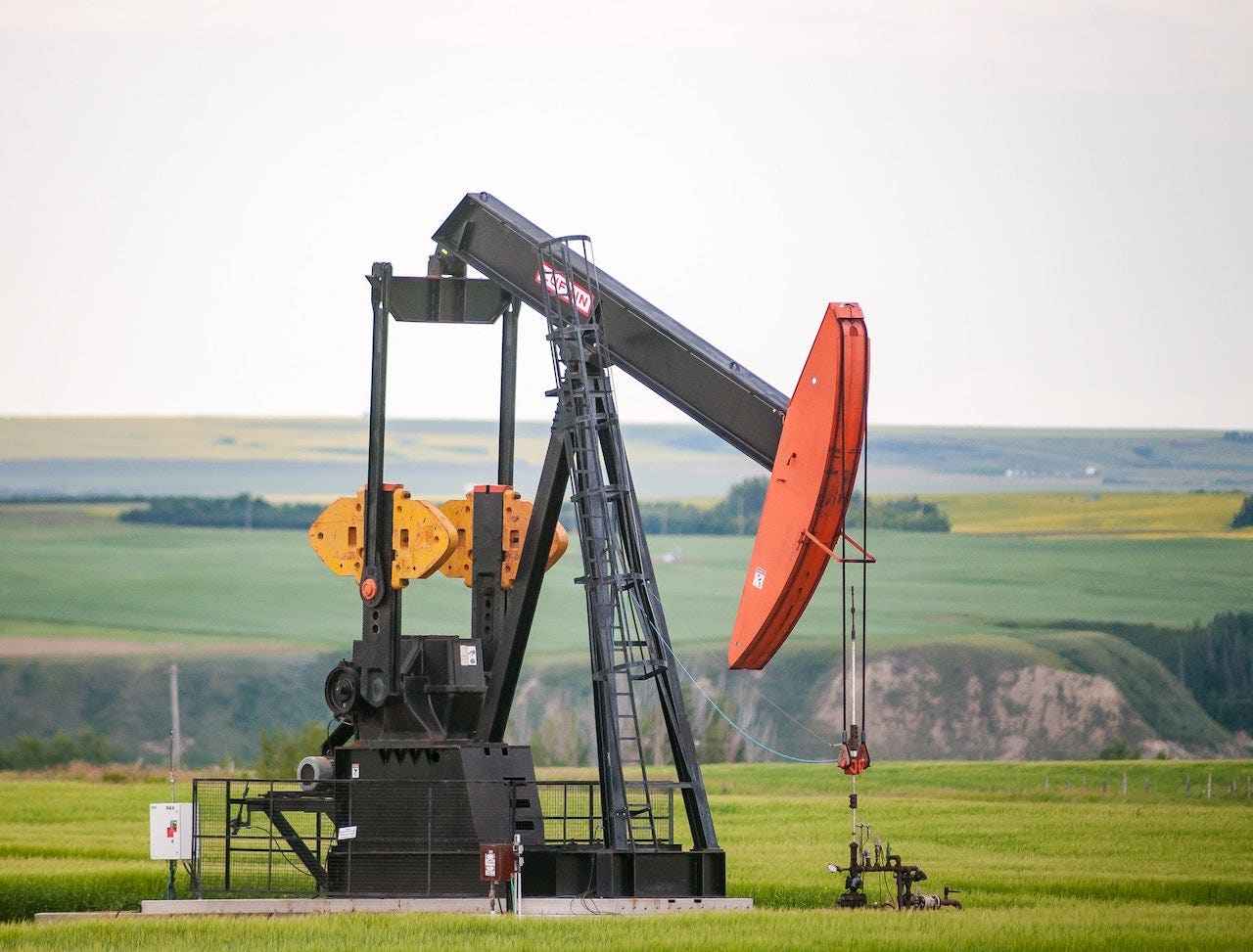 Analyst Downgrades Devon Energy, Marathon Oil; Names Top Oil And Gas Stocks For 2022