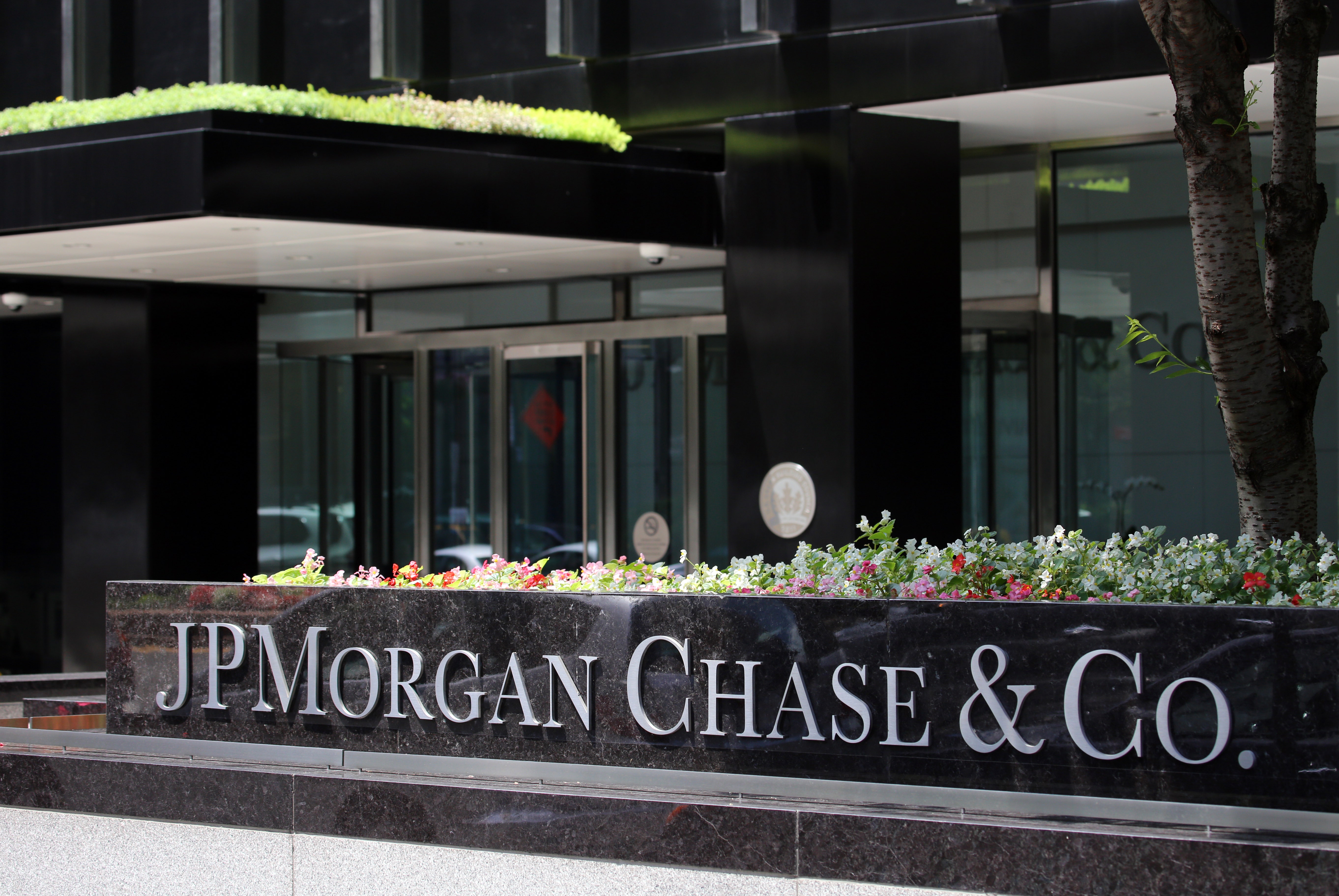 Why These 4 Analysts Have Different Takes On JPMorgan Chase's Q2 Results