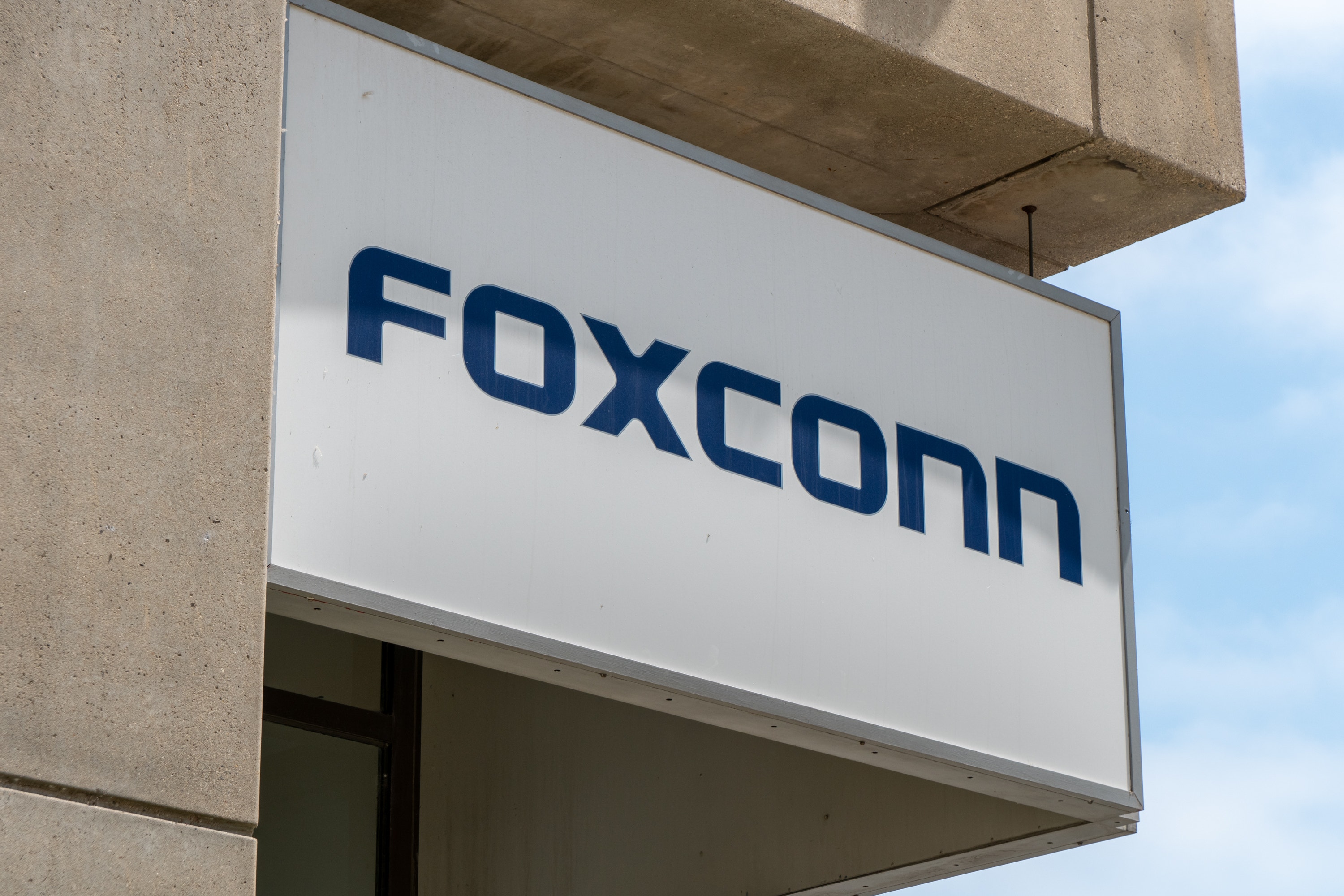 Apple Supplier Foxconn Being Pushed By Taiwan To Unwind $800M In Chinese Chipmaker: FT