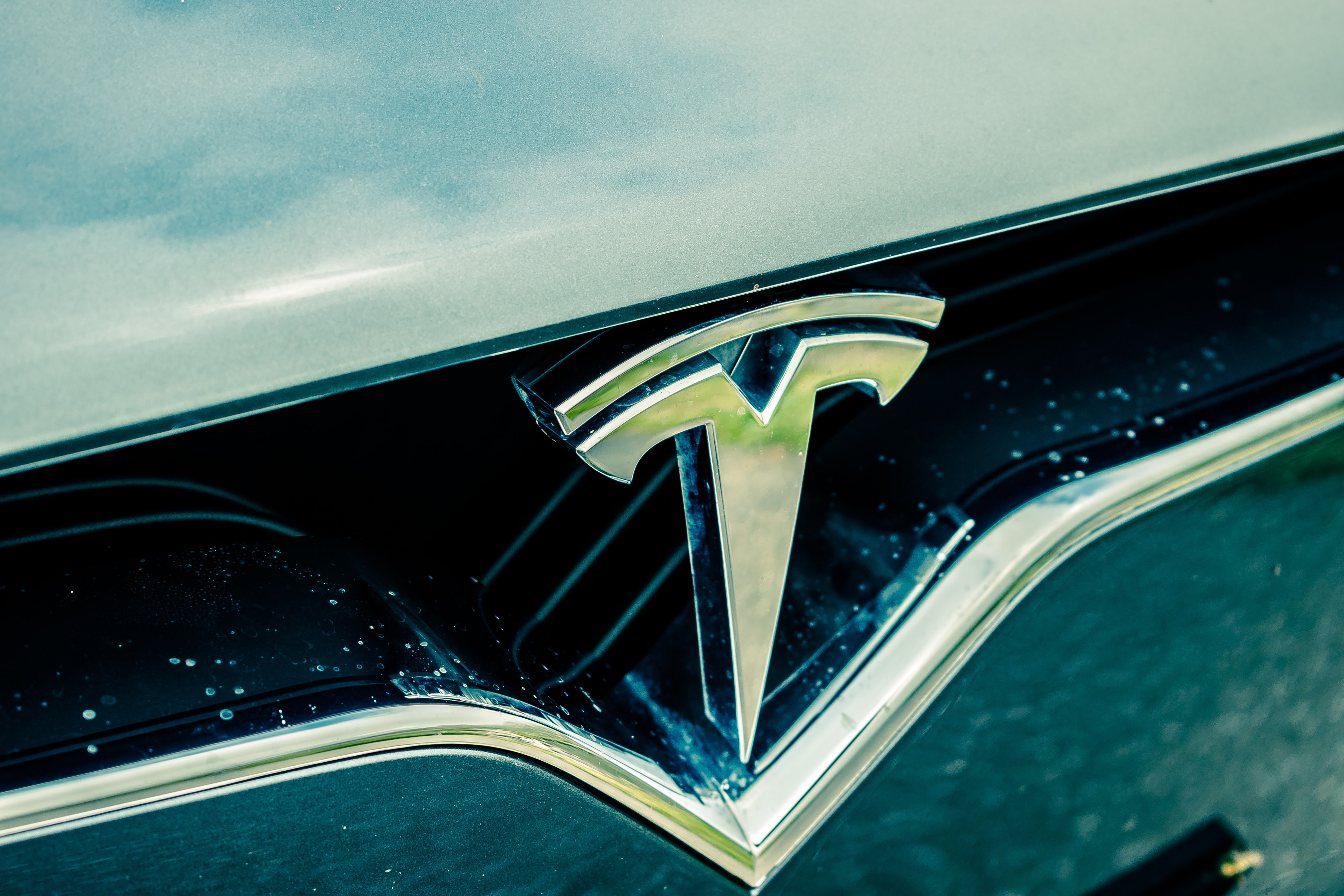 Benzinga Before The Bell: Tesla Sues Louisiana Automobile Dealers Association, Will iPhone 14 Feature Satellite Connectivity?, Netflix Denies $7 To $9 Ad-Supported Plan And Other Top Financial Stories Tuesday, August 30
