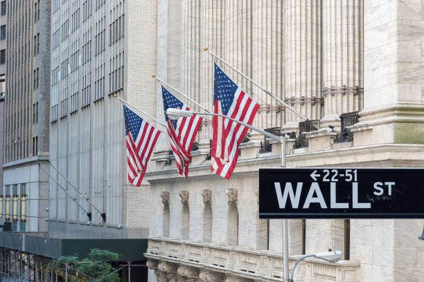 US Stocks Turn Lower; Nasdaq Drops Over 100 Points