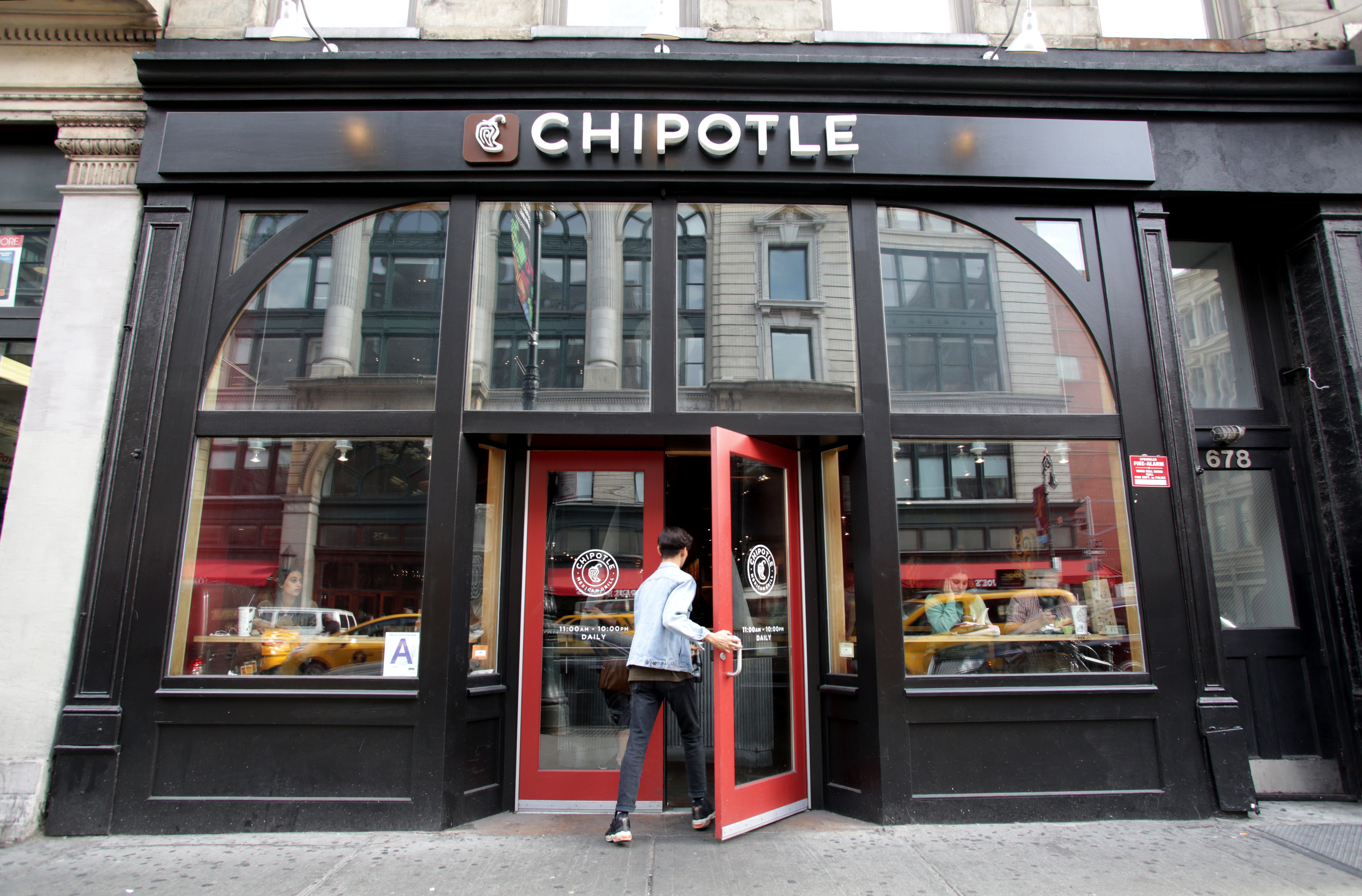 This Chipotle Analyst Sees Further Upside In 2023 As The Cost Of Dining In Overtakes Dining Out