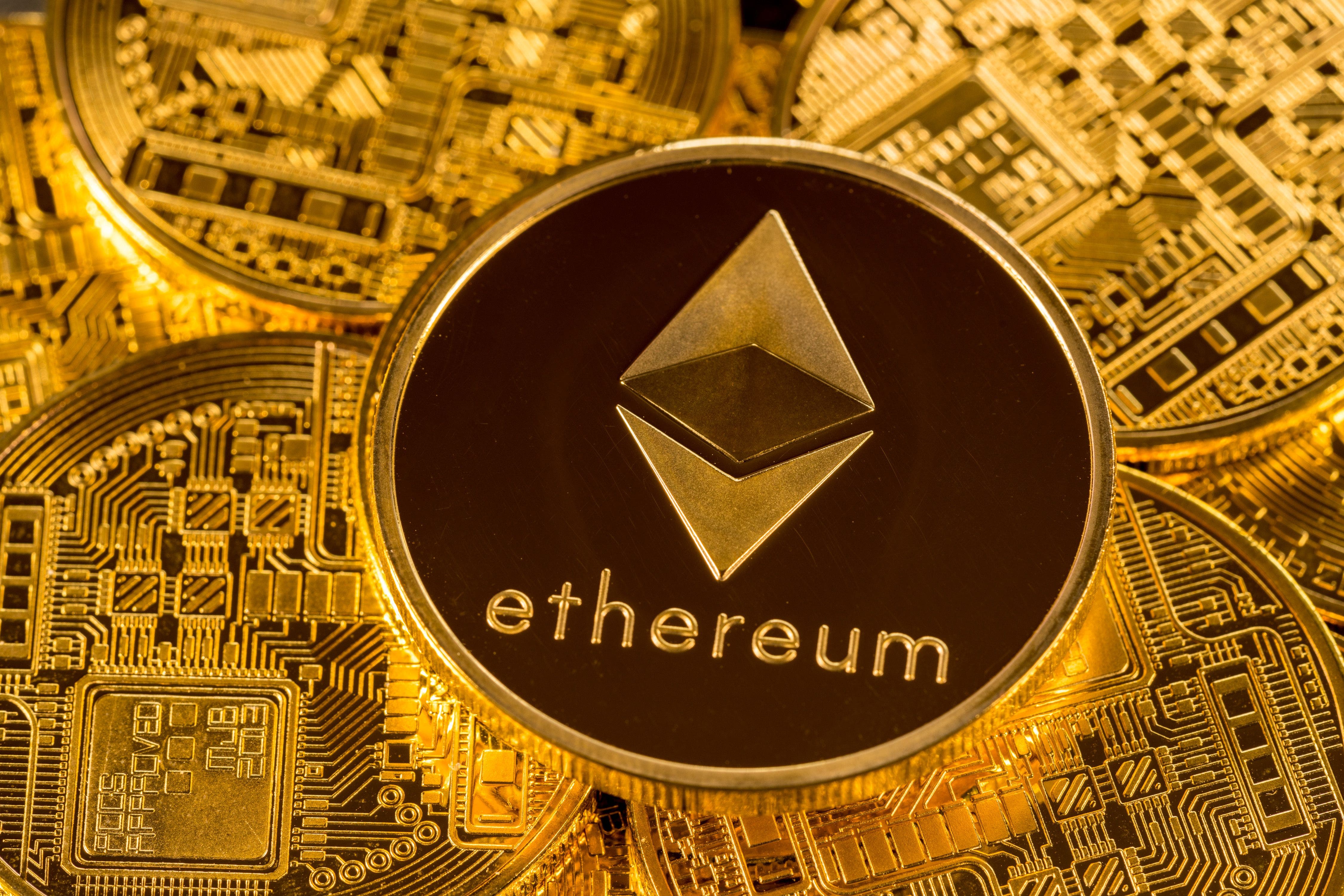 Ethereum Rises Above This Key Level; Huobi Token, Dogecoin Among Top Gainers