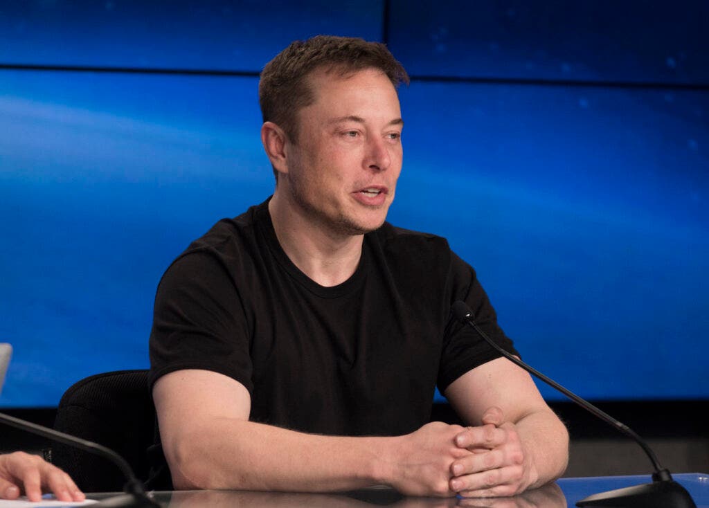 Elon Musk Bashes This Media Outlet Over Sam Bankman-Fried Coverage: 'Giving Foot Massages To A Criminal'