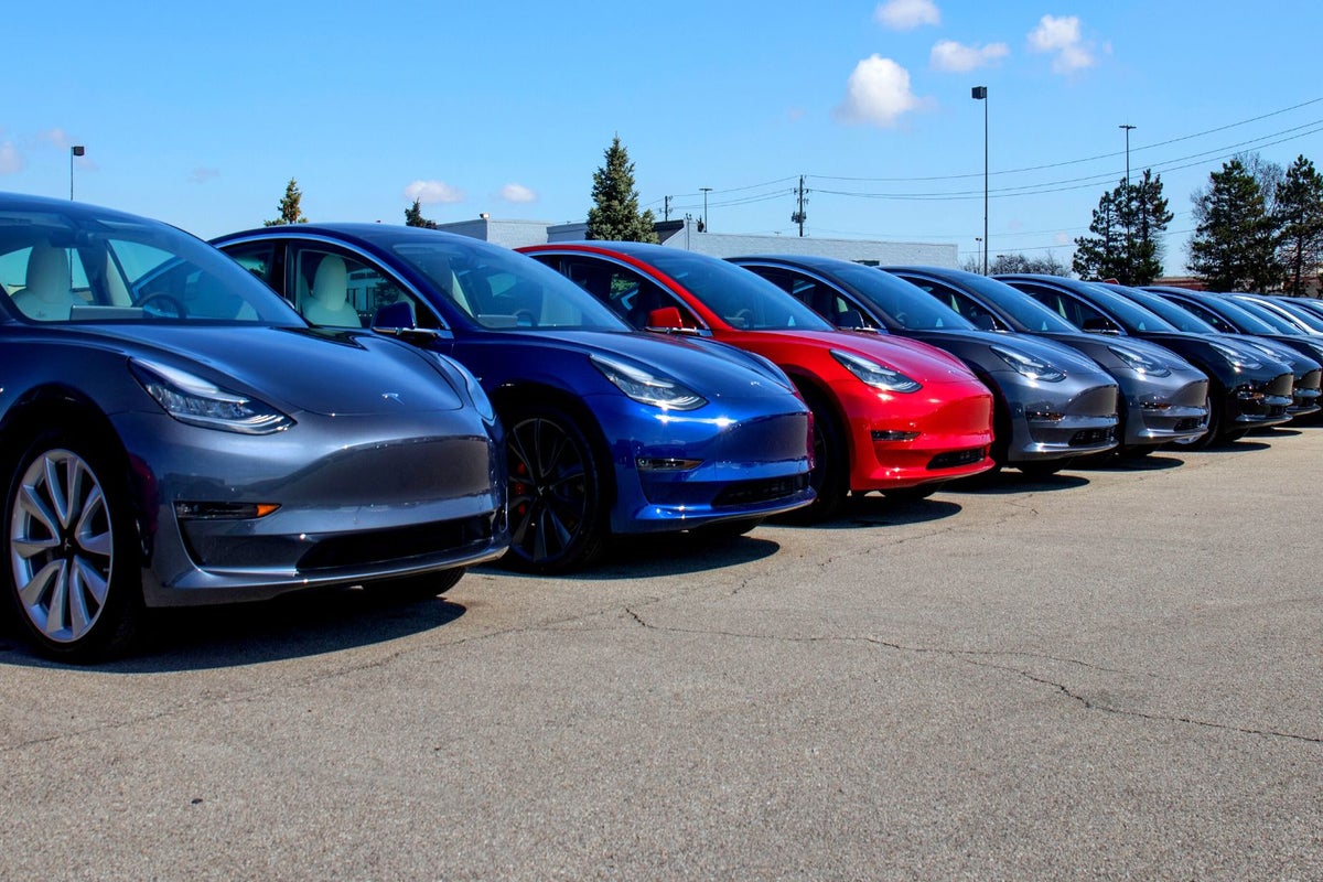 Akankah Pengiriman Q4 Tesla Menambah Kekuatan Momentum Bullish Terbaru Saham?  Inilah yang diharapkan saat Laporan Pembuat EV hari Senin – Tesla (NASDAQ:TSLA)