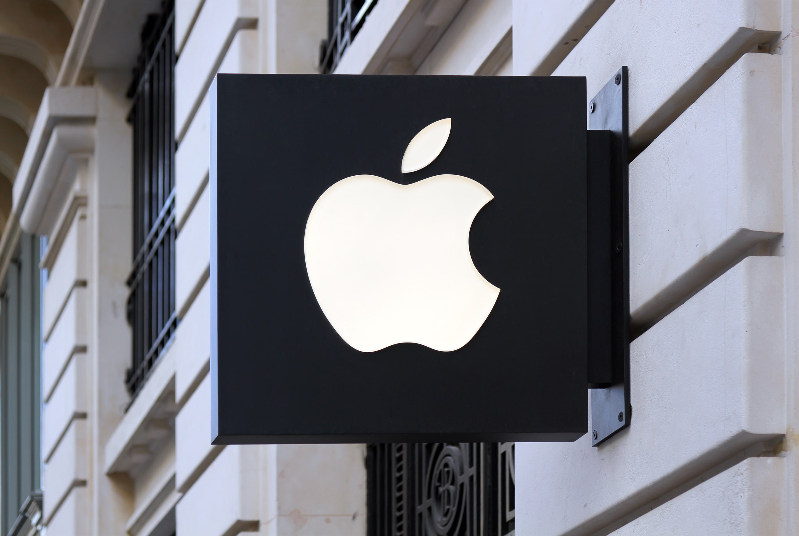 Apple Price Target Cut By Bullish Analyst Amid Demand Woes: Why He Still Sees It As A 'Rock Of Gibraltar Name' For 2023
