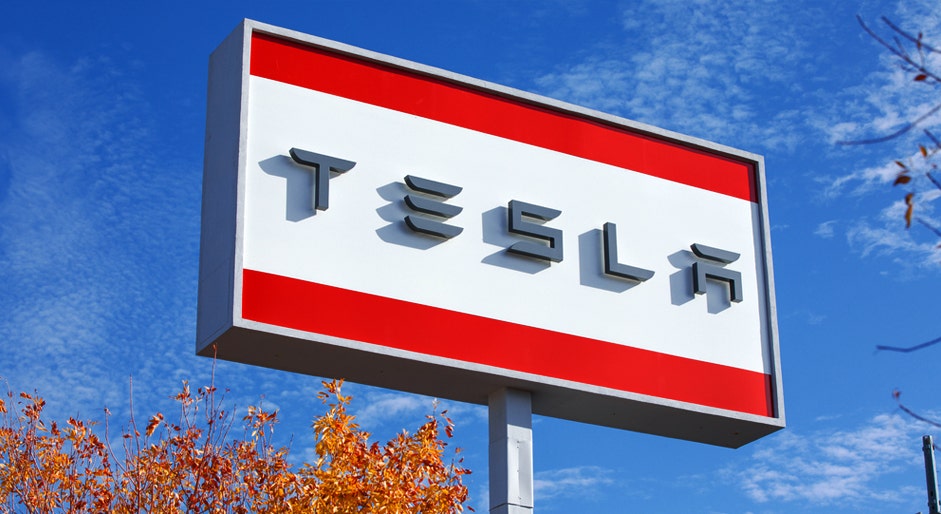 Tesla Making Right Decisions To Navigate 'Difficult Year' For Auto Industry, Says Munster: 'Delivery Growth Party Will Only Continue'
