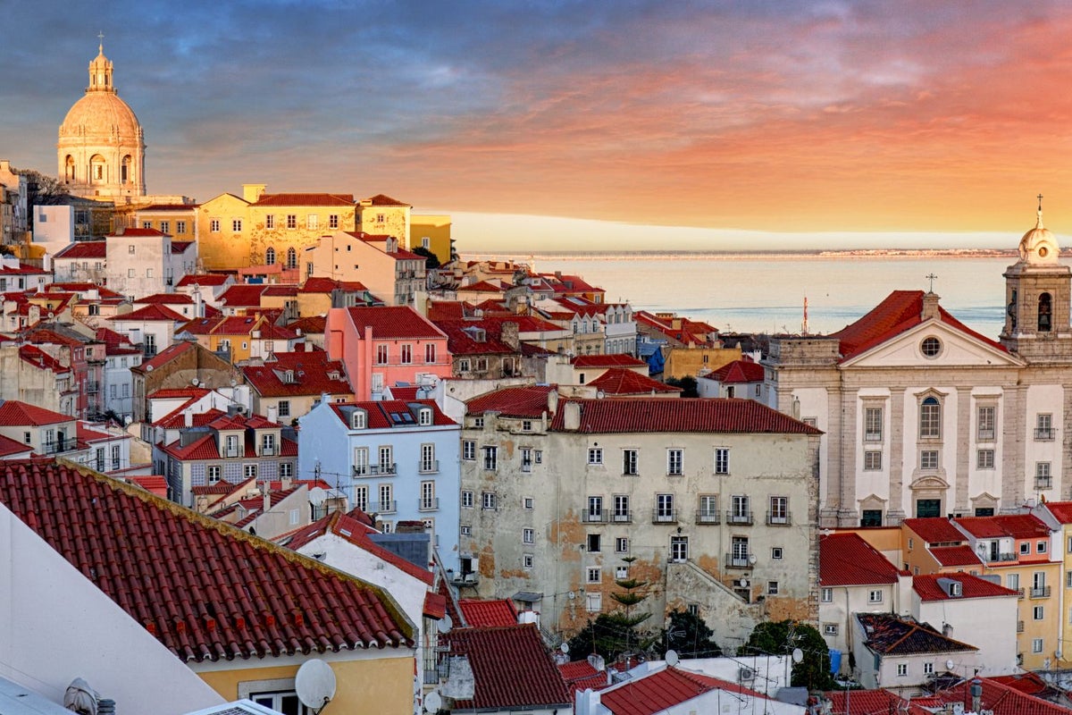 Uma família deixou os EUA e comprou um apartamento de 400 anos em Portugal por apenas $ 534.000. Uma família deixou os EUA e comprou um apartamento de 400 anos em Portugal por apenas $ 534.000.
