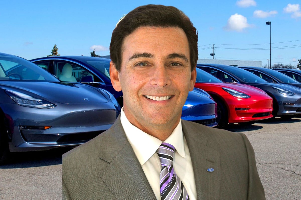 Have To 'Make Over $100,000 To Afford A New Car' - Former Ford CEO Says, While Talking Tesla's Price Cuts, Demand Issues - Tesla (NASDAQ:TSLA)