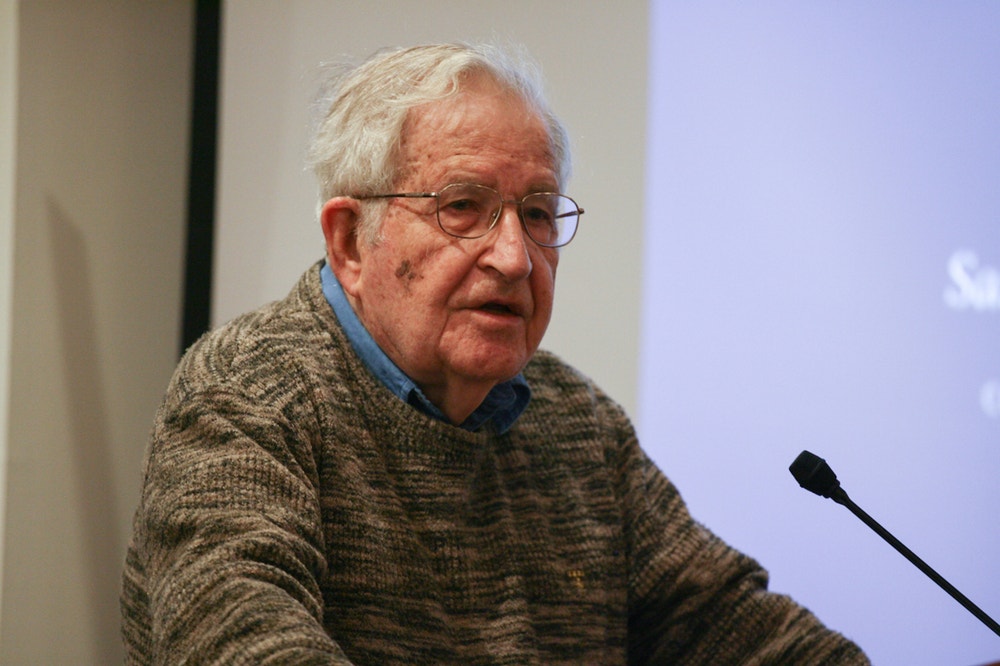 Noam Chomsky affonda ChatGPT: è solo plagio high-tech