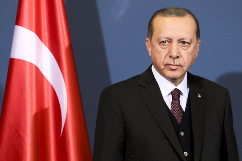 Erdoğan, Amerikan elçisinin muhalefetteki cumhurbaşkanı adayıyla görüşmesinin ardından Amerika’ya ders verilmesi gerektiğini söylüyor.