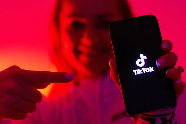 This Viral TikTok Hack Can Sass Up Your iPhone Wallpaper Every Time You Unlock It - Benzinga (Picture 1)