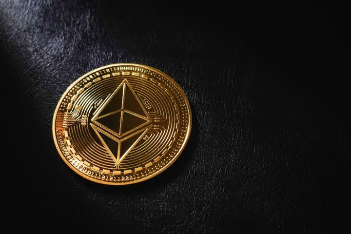 Top Crypto Analyst Sees Ethereum, Altcoin Reversal Coming: 'Back Up In The Next Few Weeks'