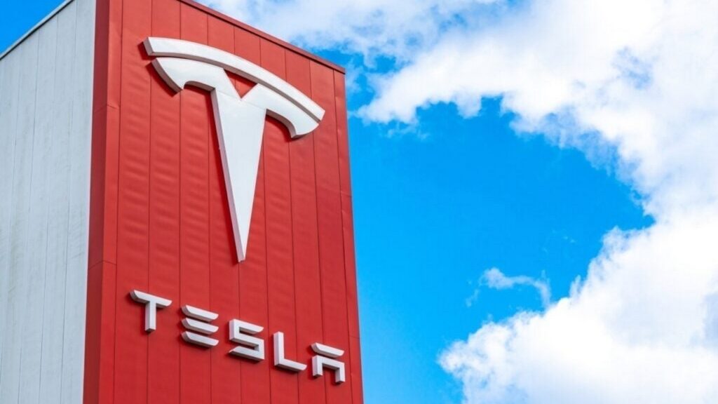 Tesla Stock Poised To Pullback To 1-Month Low: What's Going On?