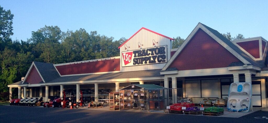 1 News Article Image Tractor Supply Net Sales Miss Estimates In Q3, Confirms Allivet Acquisition - Tractor Supply  ( NASDAQ:TSCO ) 