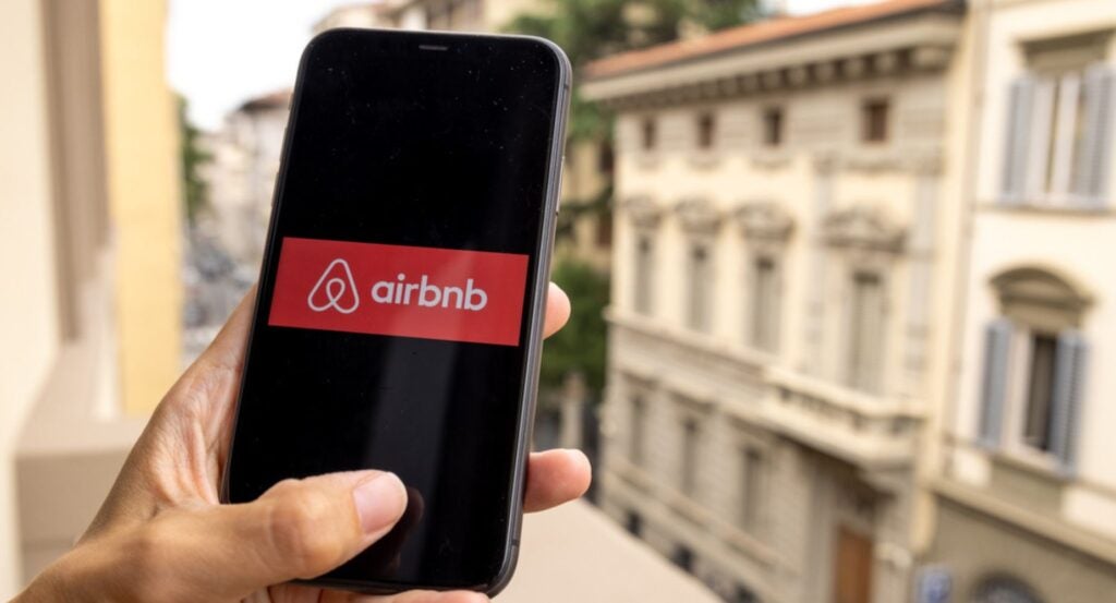 2 News Article Image Airbnb's Margins Under Pressure Despite Q3 Beat, Analysts Caution - Airbnb  ( NASDAQ:ABNB ) 