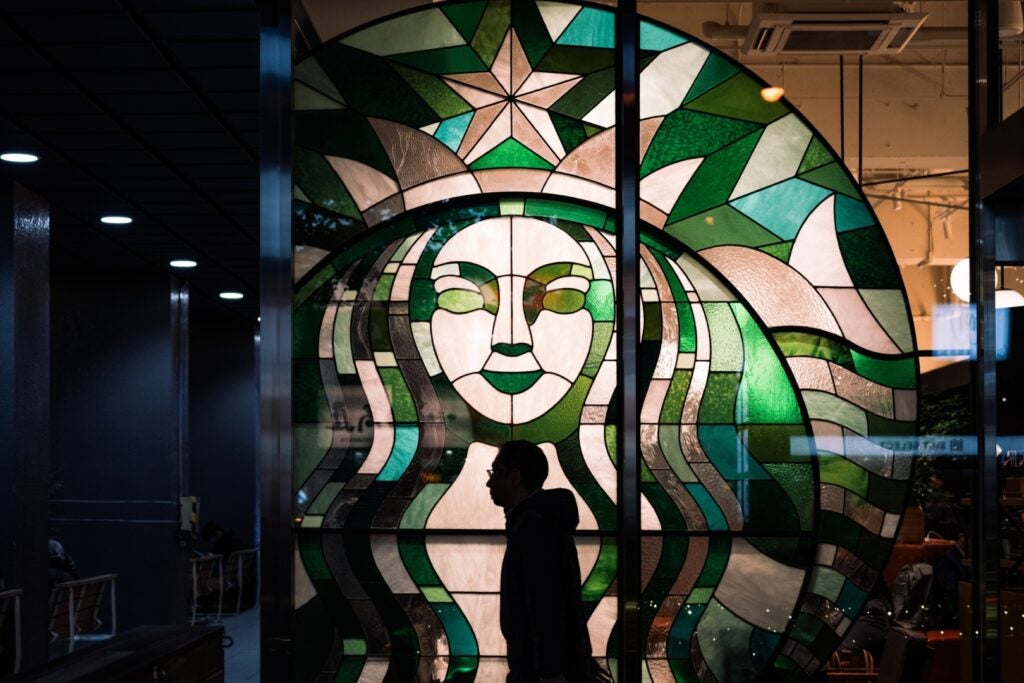 0 News Article Image Starbucks publie des bénéfices supérieurs aux attentes : le nouveau PDG "réparera l'entreprise de la bonne manière", déclare un analyste - Starbucks