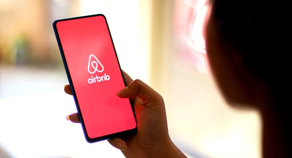 3 News Article Image Las acciones de Airbnb suben después de que los ingresos del cuarto trimestre superan las estimaciones - Airbnb