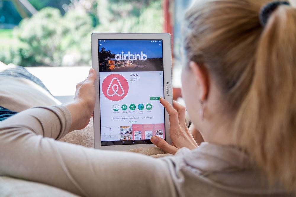 2 News Article Image Airbnb aplasta las estimaciones del cuarto trimestre a medida que los 'usuarios clásicos de hoteles' acuden en masa a alquileres a corto plazo - Aquí está lo que impulsa el aumento en las 'noches y experiencias' - Invesco QQQ