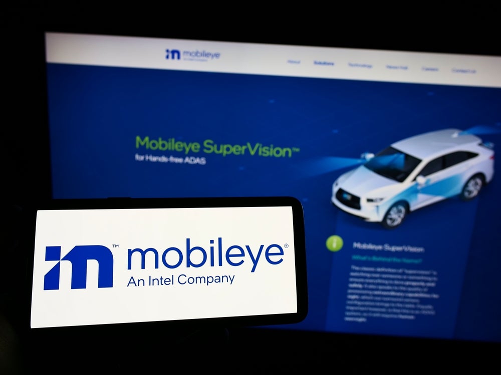 0 News Article Image Усилия Mobileye по продвижению роботакси набирают обороты с Uber и Lyft, однако аналитик снизил прогноз на 2026 год из-за задержек внедрения технологии SuperVision, вызванных тарифами - Mobileye Global