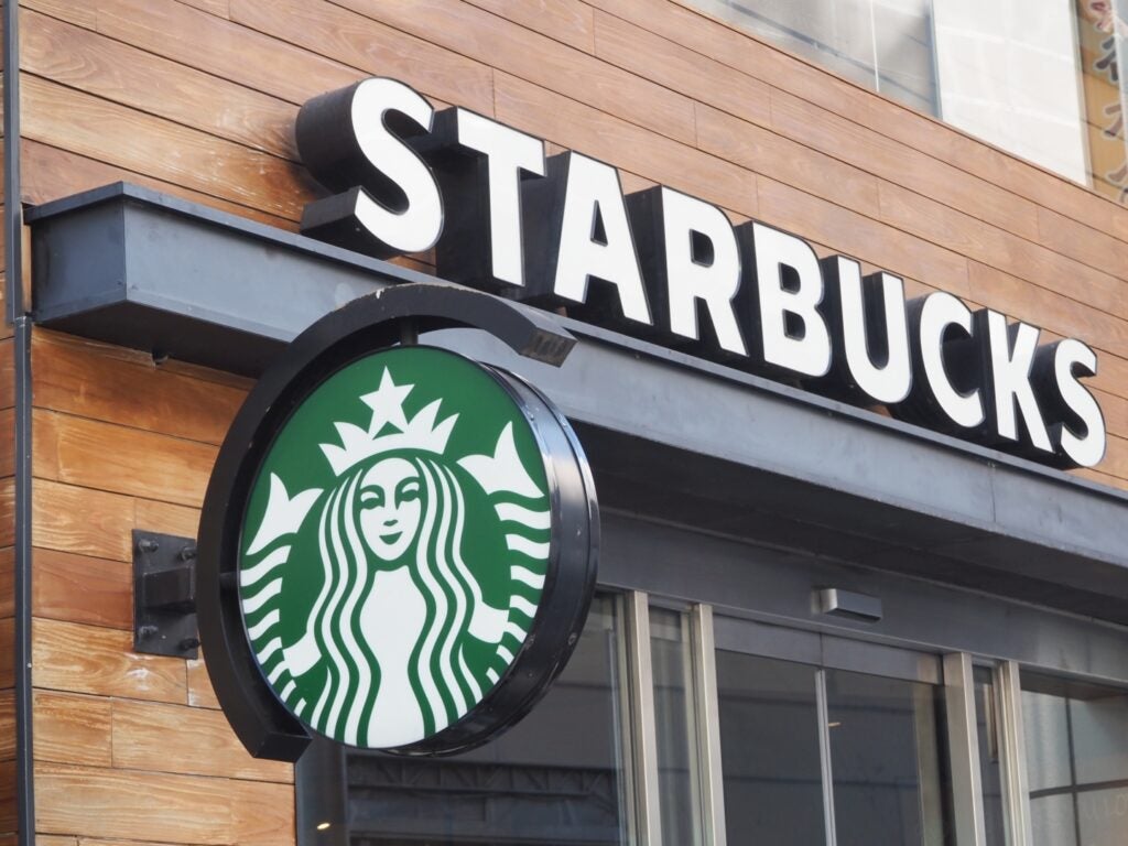 0 News Article Image La chute des actions de Starbucks suite aux résultats du deuxième trimestre, le PDG affirme que le progrès se fait "sous-jacent" - Starbucks